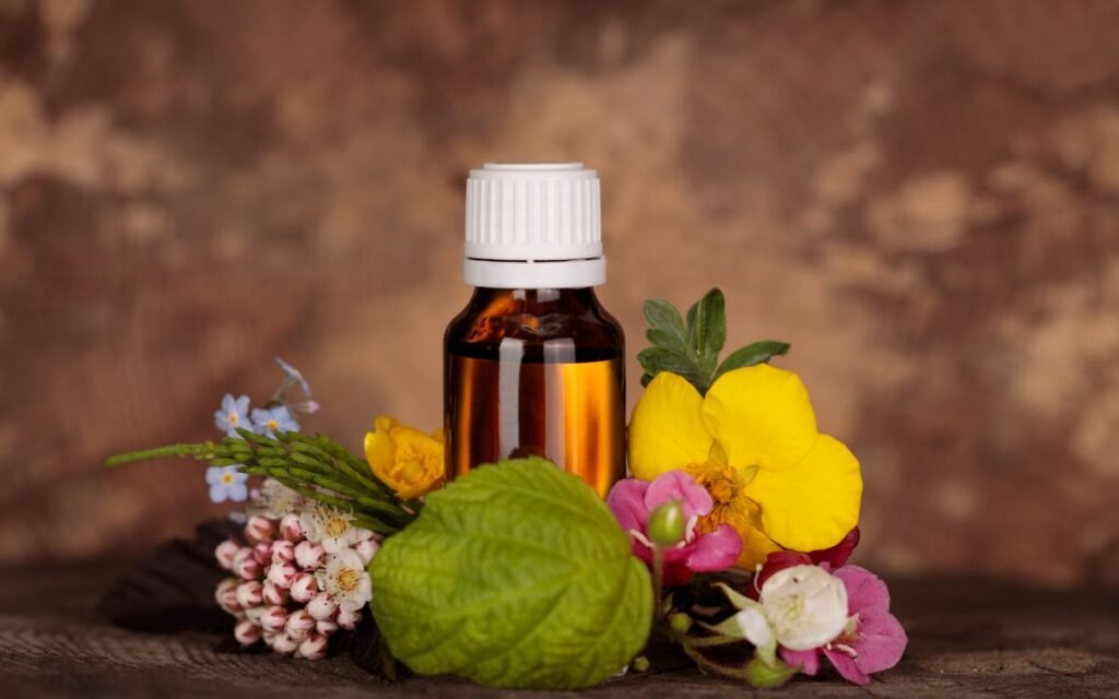 Fórmula de esencia floral rodeada de flores naturales decorativas