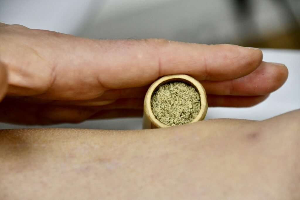 Hombre realizando bambuterapia con cono de bambú y polen de moxa