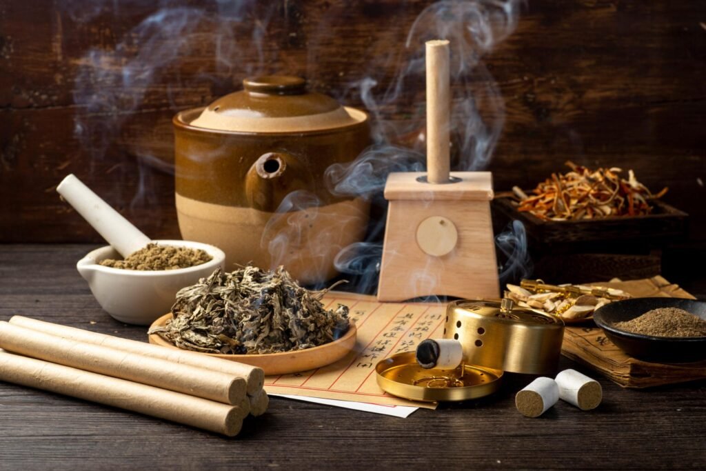 Material de Medicina Tradicional China preparado para una sesión de acupuntura y moxibustión.