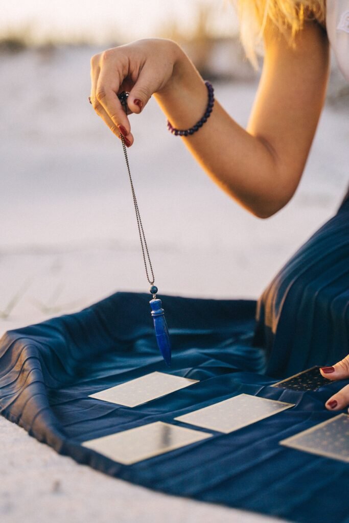 Pèndol de vidre utilitzat en treballs energètics i tarot